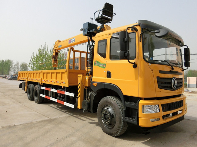 東風后雙橋12噸隨車吊-程力直臂隨車吊