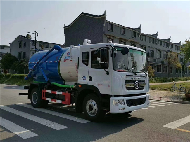 東風D9排半帶臥10-12方吸污車